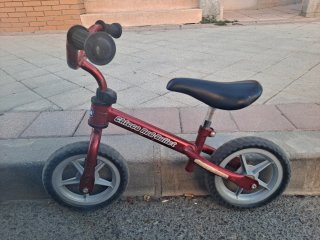 Bicicleta de equilibrio Chicco Roja.