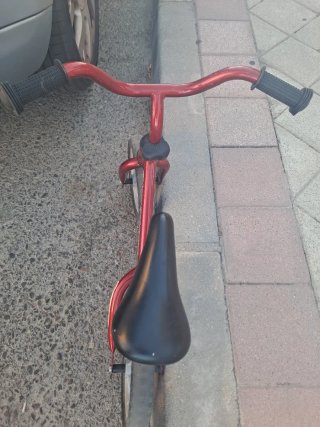 Bicicleta de equilibrio Chicco Roja.