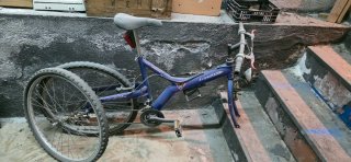 Bicicleta azul para reparar