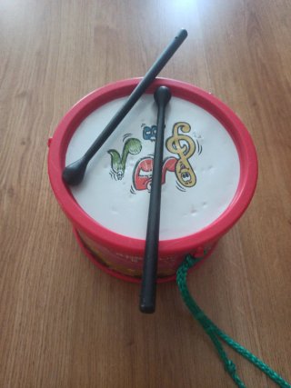 Tambor infantil con baquetas