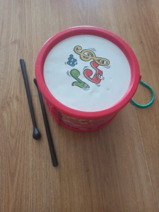 Tambor infantil con baquetas