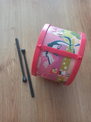 Tambor infantil con baquetas