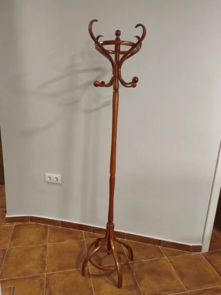 Perchero de madera marrón