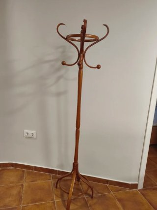 Perchero de madera marrón