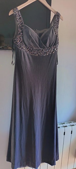 Vestido de fiesta gris con pedrería