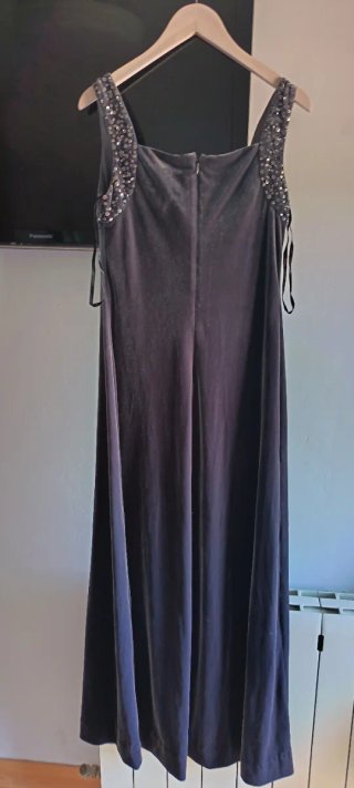 Vestido de fiesta gris con pedrería