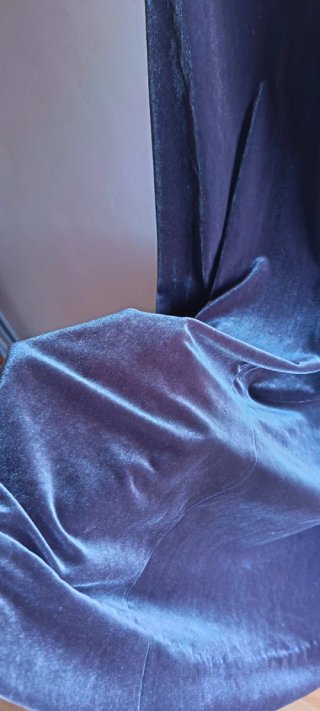 Vestido de fiesta gris con pedrería