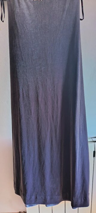 Vestido de fiesta gris con pedrería