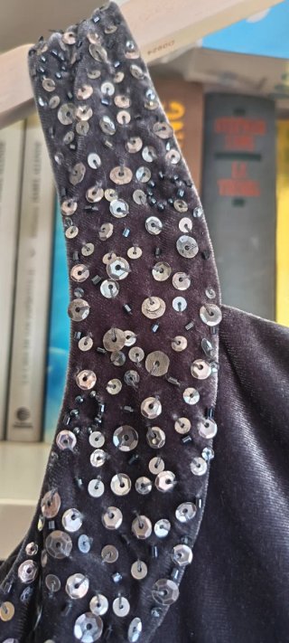 Vestido de fiesta gris con pedrería