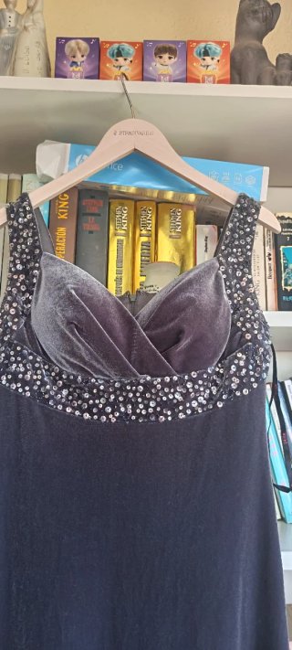 Vestido de fiesta gris con pedrería