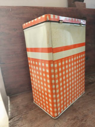Caja antigua decorada con Pumuki
