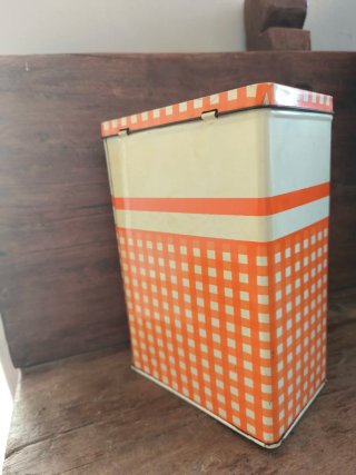 Caja antigua decorada con Pumuki