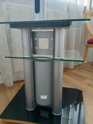 Espectacular Soporte TV Gisan. Estantes de Cristal
