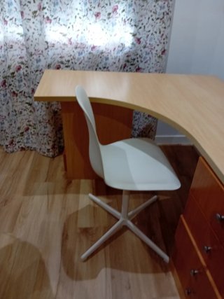 Escritorio esquinero madera y plástico