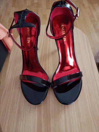 Sandalias de tacón espada negro y rojo de charol