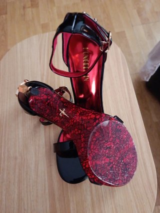 Sandalias de tacón espada negro y rojo de charol