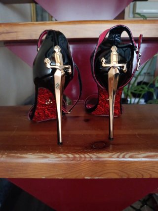 Sandalias de tacón espada negro y rojo de charol