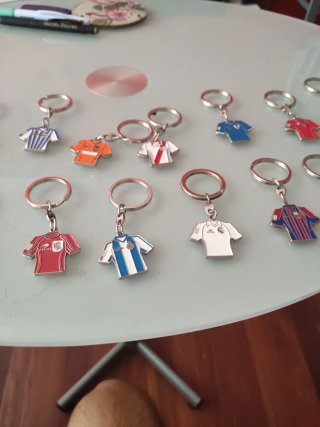 Portachiavi con design di maglie di squadre di calcio di prima divisione