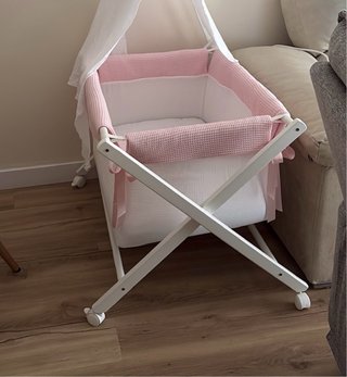 Vestidura para minicuna rosa y blanca.