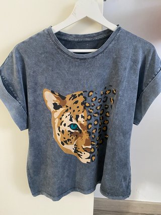 Camiseta mujer con estampado de leopardo