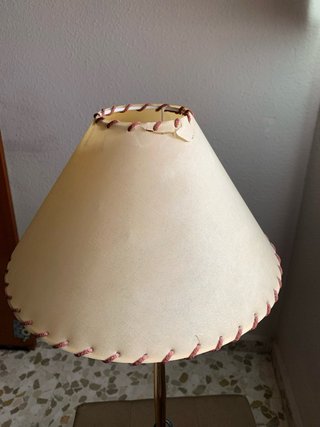 Lámpara de mesa beige y dorada