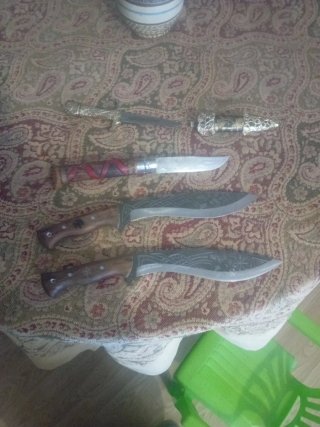 Cuchillos artesanales de metal y madera