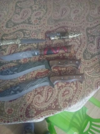Cuchillos artesanales de metal y madera