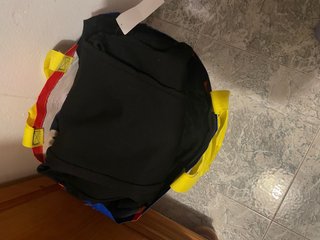 Set di abbigliamento con maglioni e pantaloni con etichetta