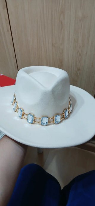 Sombrero blanco con cadena de pedrería dorada