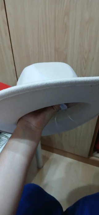 Sombrero blanco con cadena de pedrería dorada