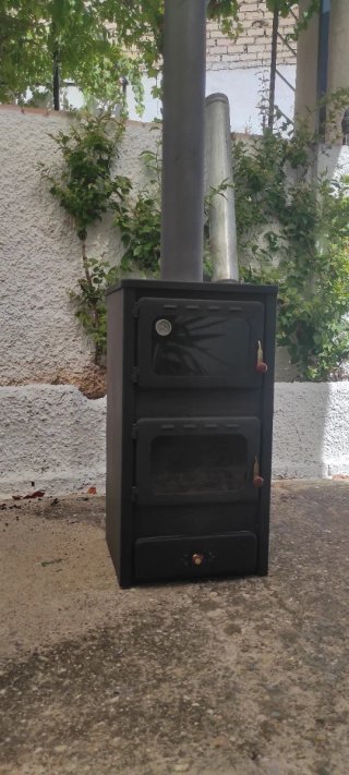 Estufa de leña negra con chimenea