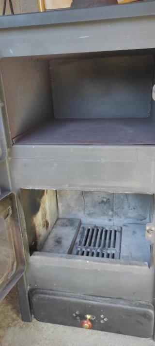 Estufa de leña negra con chimenea