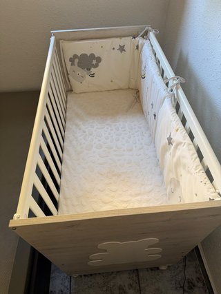 Cuna de bebé con osito