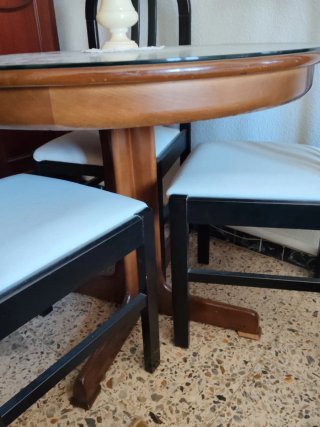 Mesa redonda extensible de madera y sillas