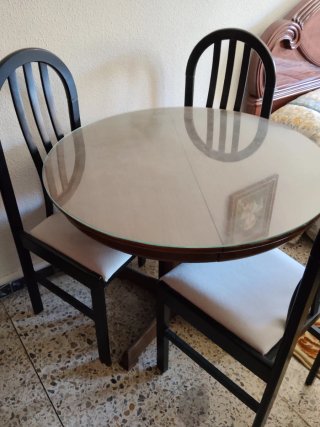 Mesa redonda extensible de madera y sillas
