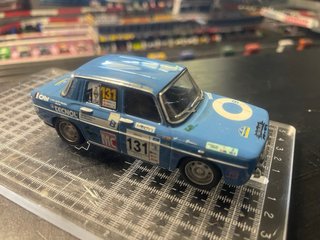 Coche de slot Renault 8 rally marca Scalextric