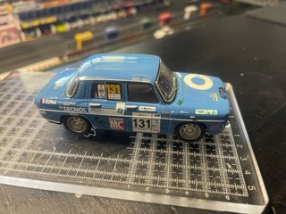 Coche de slot Renault 8 rally marca Scalextric