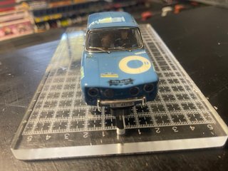 Coche de slot Renault 8 rally marca Scalextric