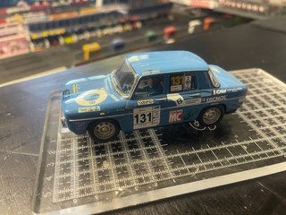 Coche de slot Renault 8 rally marca Scalextric