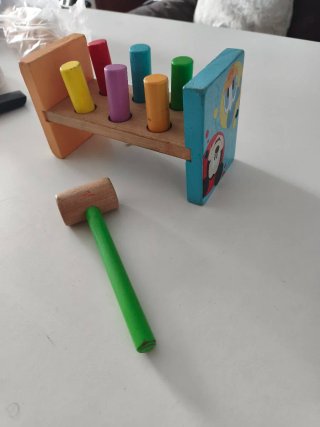 Juguete de madera martillo