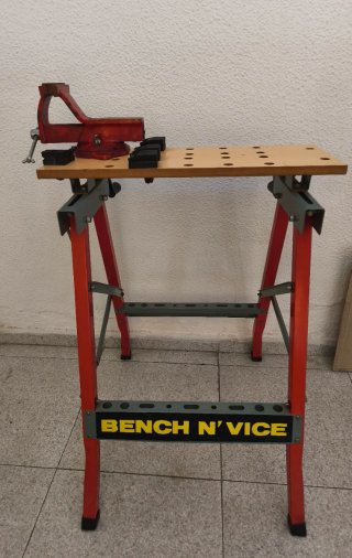 Mesa de trabajo plegable con tornillo