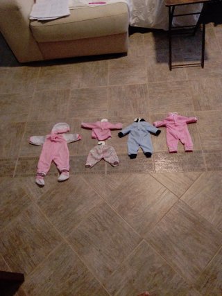 Armario de muñecas Mimitoos y ropa de muñecas