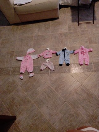 Armario de muñecas Mimitoos y ropa de muñecas