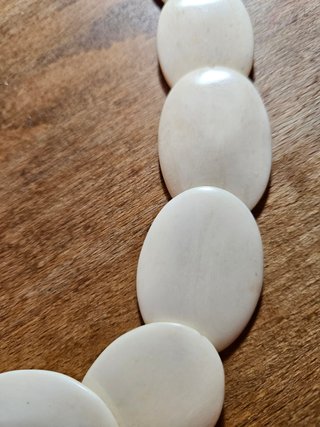 Collar de hueso beige y blanco