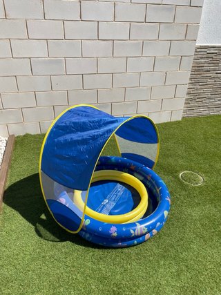Piscina infantil con toldo de quita y pon.