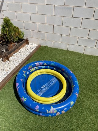 Piscina infantil con toldo de quita y pon.