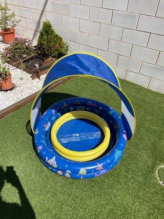 Piscina infantil con toldo de quita y pon.