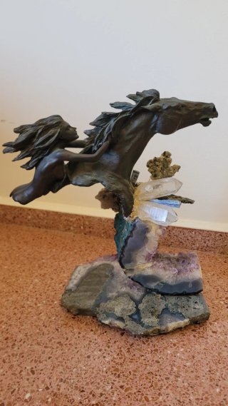 Escultura EBANO Cabalgando con Amatista