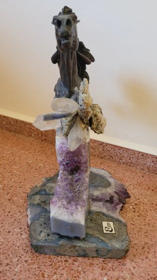 Escultura EBANO Cabalgando con Amatista