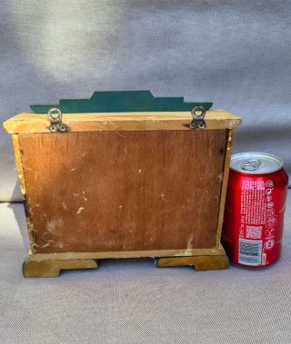 Especiero antiguo de madera hecho a mano